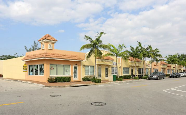 Pictures of Retail property located at 101-161 NE 2nd Ave, Deerfield Beach, FL 33441 for lease - image #1