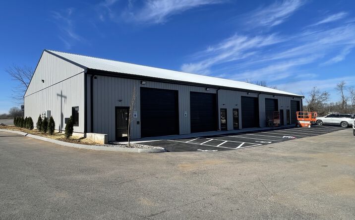 Pictures of Office, Industrial, Retail property located at 2575 Louisville Rd, Bowling Green, KY 42101 for lease - image #1