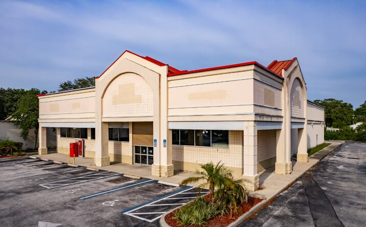 Pictures of Retail property located at 1235 N 14th St, Leesburg, FL 34748 for lease - image #1