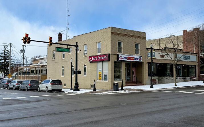 Pictures of Retail property located at 222 Lincolnway, Valparaiso, IN 46383 for lease - image #1