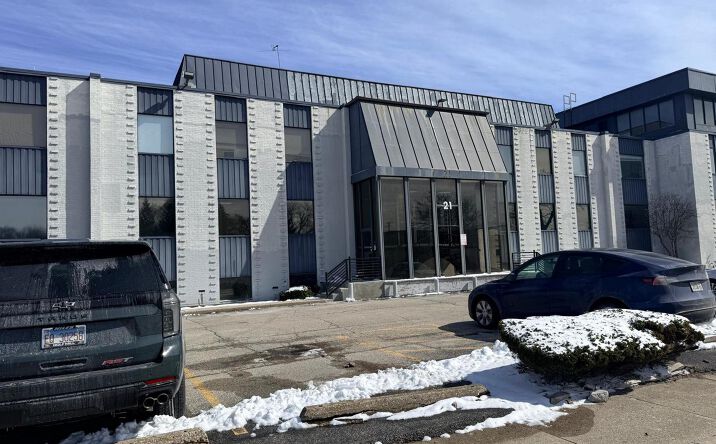 Pictures of Office property located at 21 N Skokie Highway N 204, Lake Bluff, IL 60044 for lease - image #1