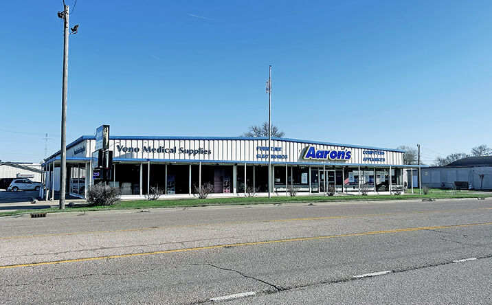 Pictures of Retail, Office property located at 913 W Union Ave, Litchfield, IL 62056 for lease - image #1