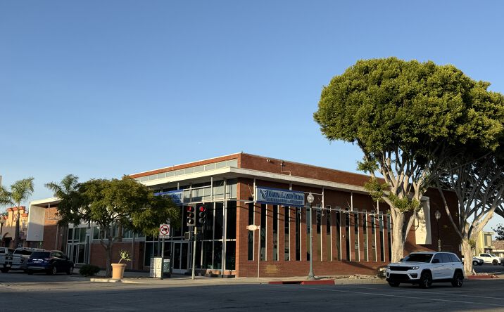 Pictures of Retail property located at 560 S A St, Oxnard, CA 93030 for lease - image #1