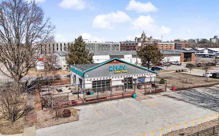 Pictures of Retail property located at 401 SE 6th St, Des Moines, IA 50309 for lease - image #1