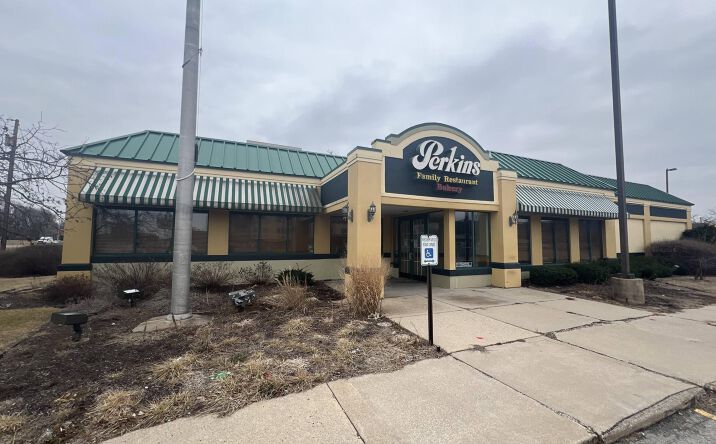Pictures of Restaurant property located at 1810 W War Memorial Dr, Peoria, IL 61614 for lease - image #1