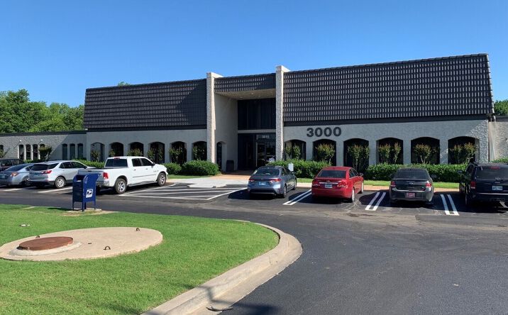Pictures of Office property located at 3015 E Skelly Dr, Tulsa, OK 74105 for lease - image #1