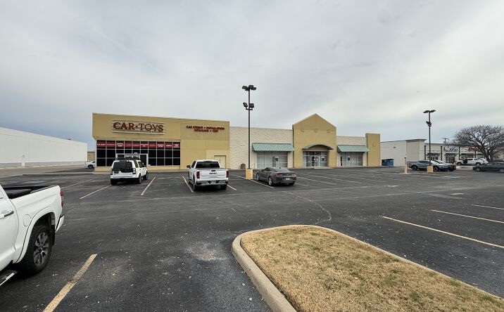 Pictures of Retail property located at 804 NE Loop 820, Hurst, TX 76053 for lease - image #1