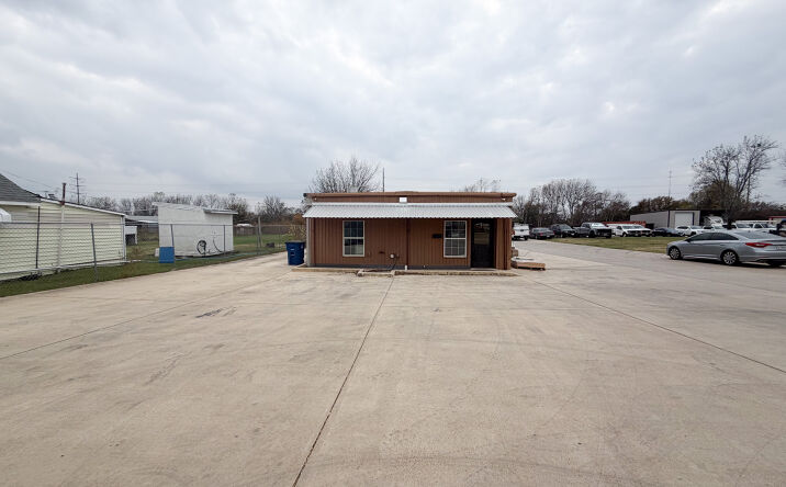 Pictures of Office, Special Purpose, Industrial property located at 2103 S Kaufman St, Ennis, TX 75119 for lease - image #1