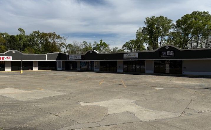 Pictures of Retail property located at 3655 O'Neal Ln, Baton Rouge, LA 70816 for lease - image #1