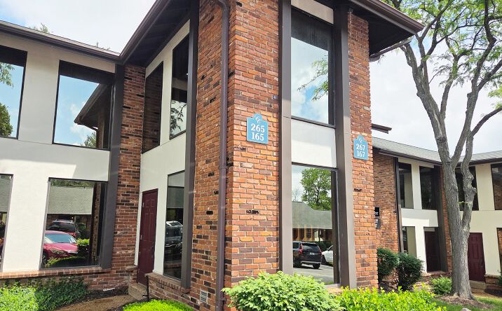 Pictures of Office property located at 165-167 Clarkson Executive Park, Ellisville, MO 63011 for lease - image #1