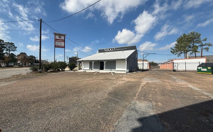 Pictures of Office, Special Purpose property located at 2114 W Davis St, Conroe, TX 77304 for lease - image #1