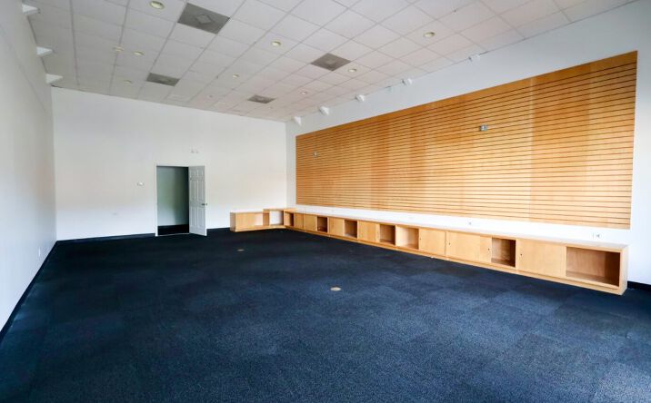 Pictures of Retail property located at 217 Eisenhower Dr, Savannah, GA 31406 for lease - image #1
