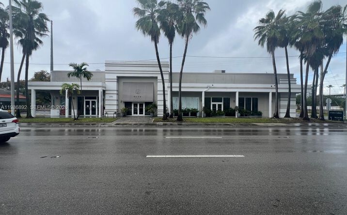 Pictures of Retail property located at 13750 Biscayne Blvd, North Miami Beach, FL 33181 for lease - image #1