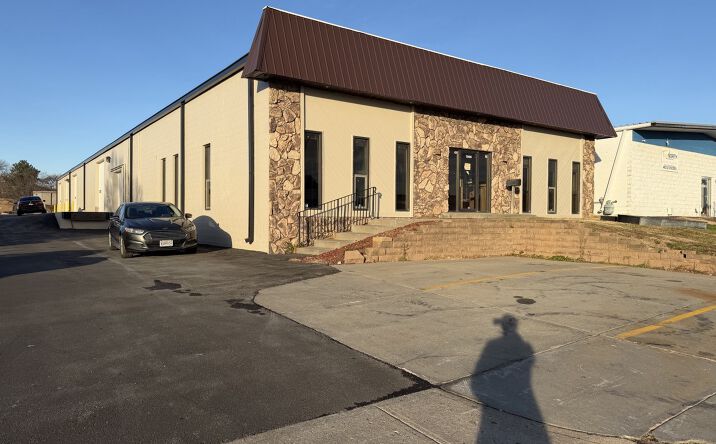 Pictures of Industrial, Retail, Office property located at 13406 B St, Omaha, NE 68144 for lease - image #1