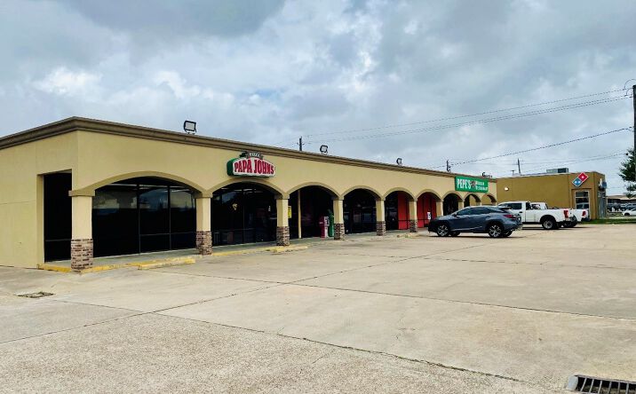 Pictures of Retail property located at 210 W. Fairmont Parkway, La Porte, TX 77571 for lease - image #1