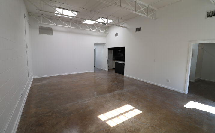 Pictures of Retail, Industrial property located at 2217 Vantage St, Dallas, TX 75207 for lease - image #1