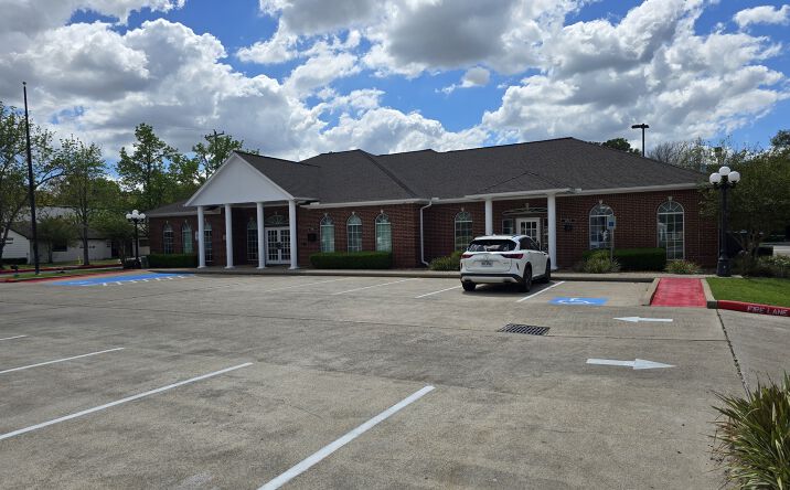 Pictures of Office property located at 830 S Friendswood Dr, Friendswood, TX 77546 for lease - image #1