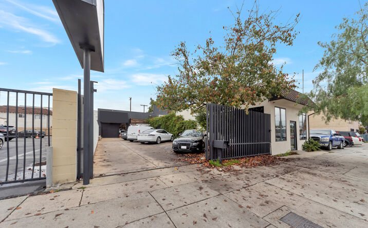 Pictures of Retail, Office, Industrial property located at 10835 Magnolia Blvd, Los Angeles, CA 91601 for lease - image #1