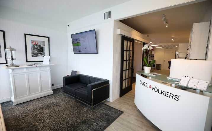 Pictures of Office, Restaurant, Retail property located at 6680 Gulf Blvd, St. Pete Beach, FL 33706 for lease - image #1