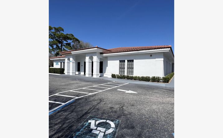 Pictures of Office property located at 2520 N Tamiami Trl, Nokomis, FL 34275 for lease - image #1