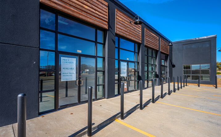 Pictures of Retail property located at 803 N Commerce Street, Ardmore, OK 73401 for lease - image #1