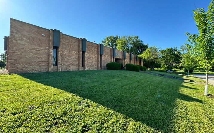 Pictures of Office property located at 4760 Kingsway Dr, Indianapolis, IN 46205 for lease - image #1