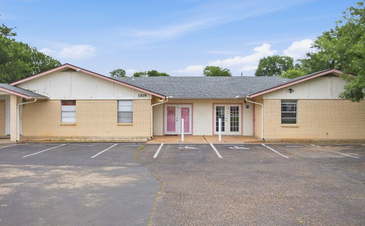 Pictures of Office, Retail property located at 1305 S Mays St, Round Rock, TX 78664 for lease - image #1