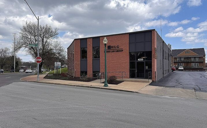 Pictures of Office property located at 4233 Roanoke Rd, Kansas City, MO 64111 for lease - image #1