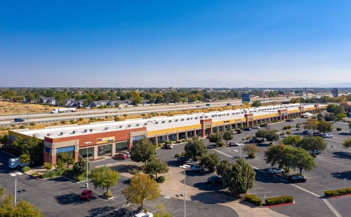 Pictures of Retail property located at 2330 Mall Loop Rd, Lancaster, CA 93536 for lease - image #1