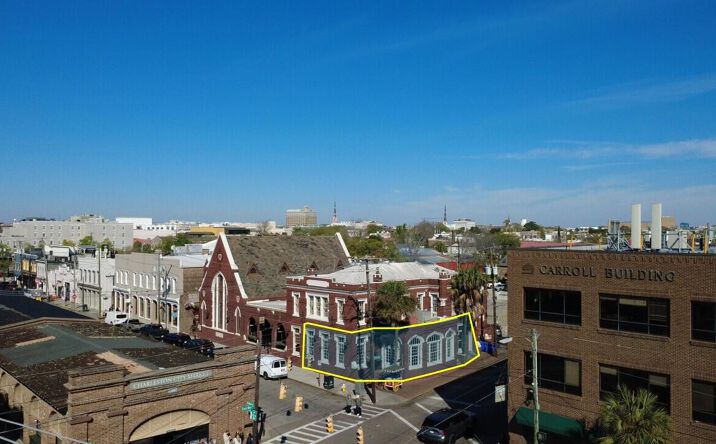 Pictures of Retail property located at 32 N Market Street, Charleston, SC 29401 for lease - image #1