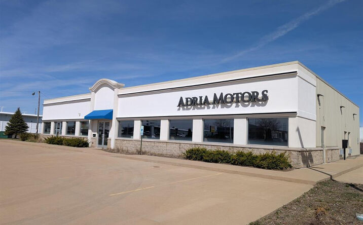 Pictures of Retail, Industrial property located at 1613 W Pioneer Pkwy, Peoria, IL 61615 for lease - image #1