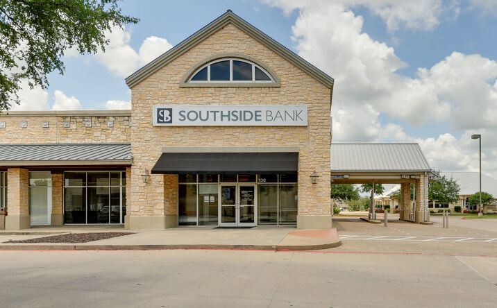 Pictures of Retail property located at 1030 East US Hwy 377, Granbury, TX 76048 for lease - image #1