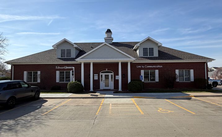 Pictures of Office property located at 6030 Village Dr, Lincoln, NE 68516 for lease - image #1