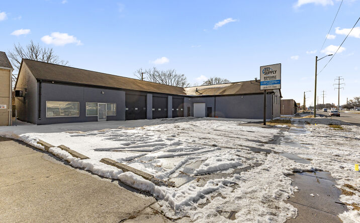 Pictures of Industrial property located at 26289 W 8 Mile Rd, Redford Twp, MI 48240 for lease - image #1