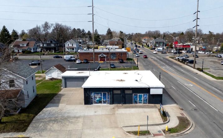 Pictures of Retail property located at 301 W State Blvd, Fort Wayne, IN 46808 for lease - image #1