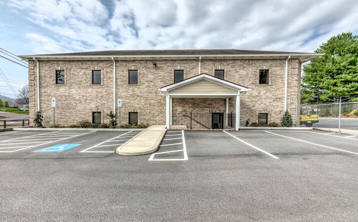 Pictures of Office property located at 1712 Volunteer Pkwy, Bristol, TN 37620 for lease - image #1
