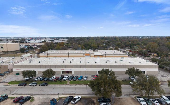 Pictures of Industrial property located at 2435 Squire Pl, Farmers Branch, TX 75234 for lease - image #1
