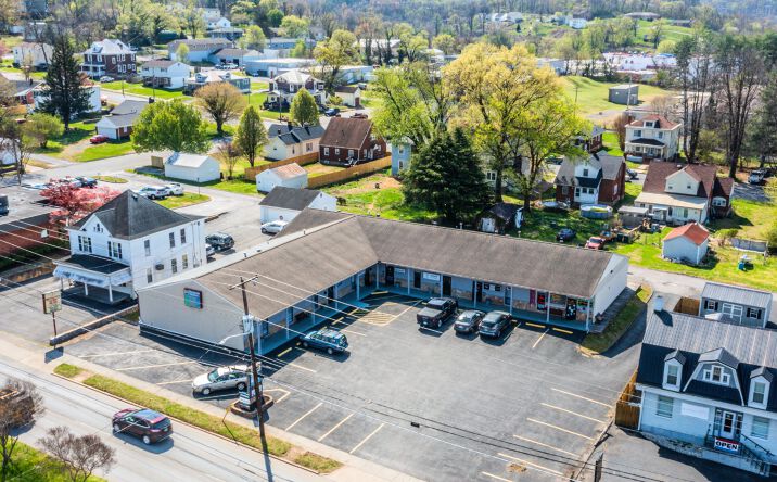 Pictures of Office, Retail property located at 223 W Virginia Ave, Vinton, VA 24179 for lease - image #1
