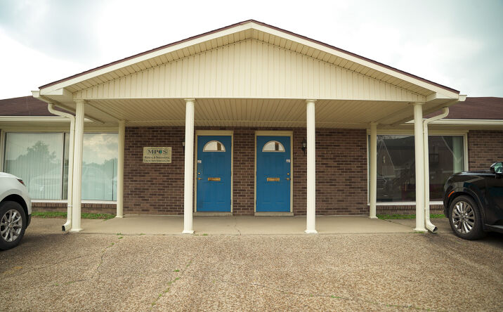 Pictures of Office property located at 5055 Newburgh Plaza Dr South, Newburgh, IN 47630 for lease - image #1
