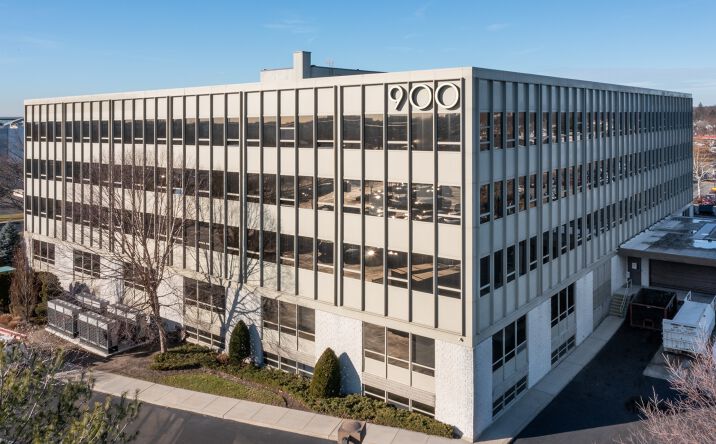 Pictures of Office property located at 900 Merchants Concourse, Westbury, NY 11590 for lease - image #1