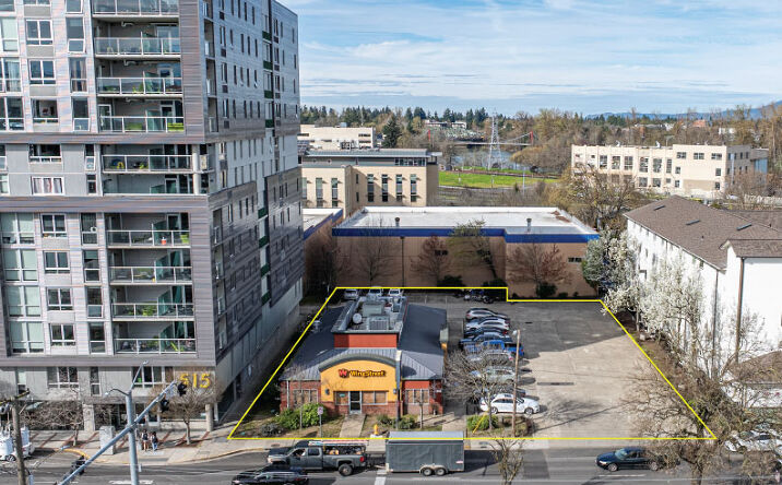 Pictures of Restaurant property located at 579 E Broadway, Eugene, OR 97401 for lease - image #1