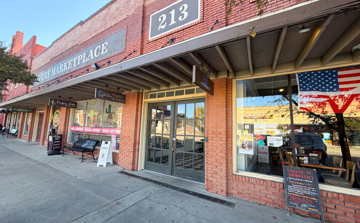 Pictures of Retail, Office, Restaurant property located at 213 W Ennis Ave, Ennis, TX 75119 for lease - image #1
