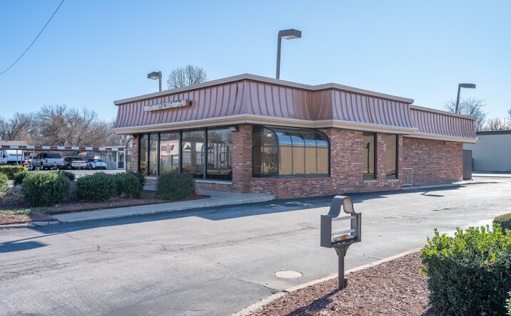 Pictures of Restaurant, Retail property located at 1908 W Main St, Norman, OK 73069 for lease - image #1