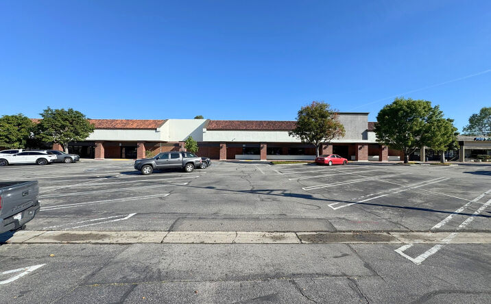 Pictures of Retail property located at 453 Carmen Dr, Camarillo, CA 93010 for lease - image #1