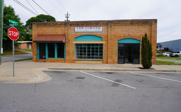Pictures of Retail property located at 120 Depot St, Hartwell, GA 30643 for lease - image #1