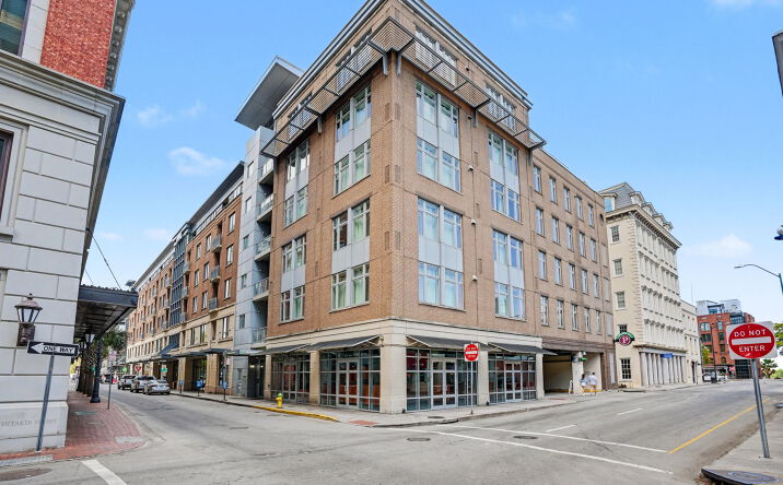 Pictures of Restaurant, Retail property located at 110 W Bryan St, Savannah, GA 31401 for lease - image #1