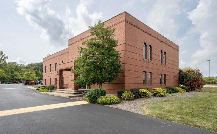 Pictures of Office property located at 2113 State St, New Albany, IN 47150 for lease - image #1