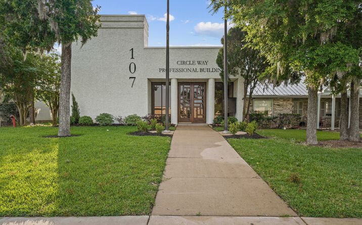 Pictures of Office property located at 107 CIR WAY ST, LAKE JACKSON, TX 77566-5233 for lease - image #1