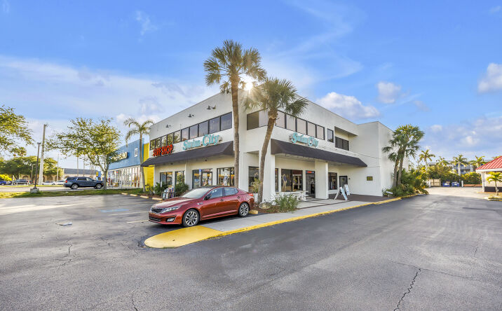 Pictures of Office property located at 1960 Stickney Point Rd, Sarasota, FL 34231 for lease - image #1