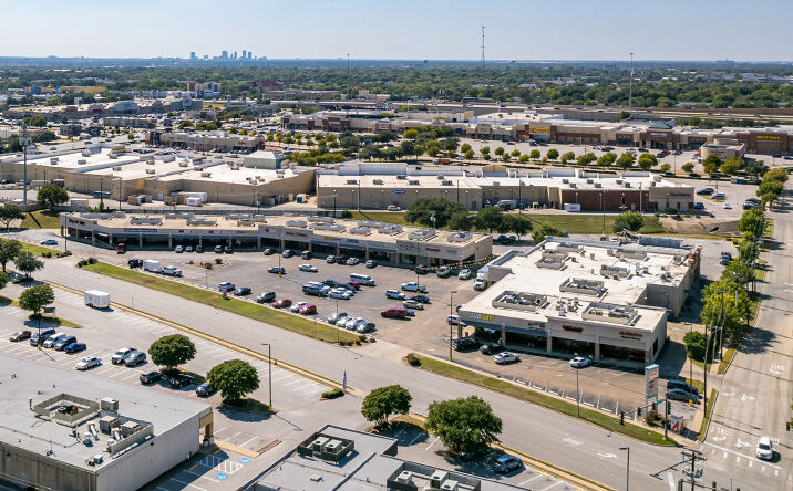 Pictures of Retail property located at 900 Melbourne Road, Hurst, TX 76053 for lease - image #1
